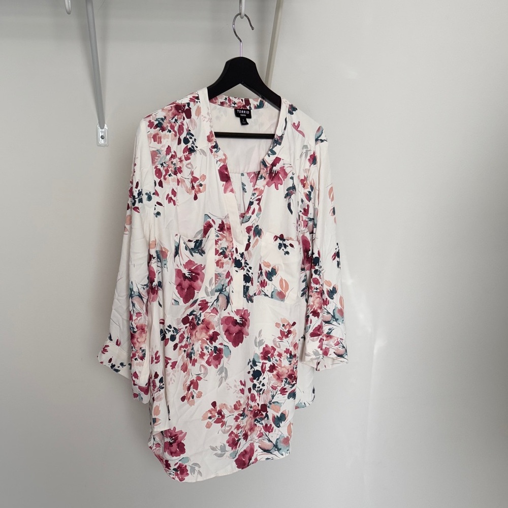 Torrid Size 1 Harper Floral Blouse - White and Pink 3/4th Sleeve